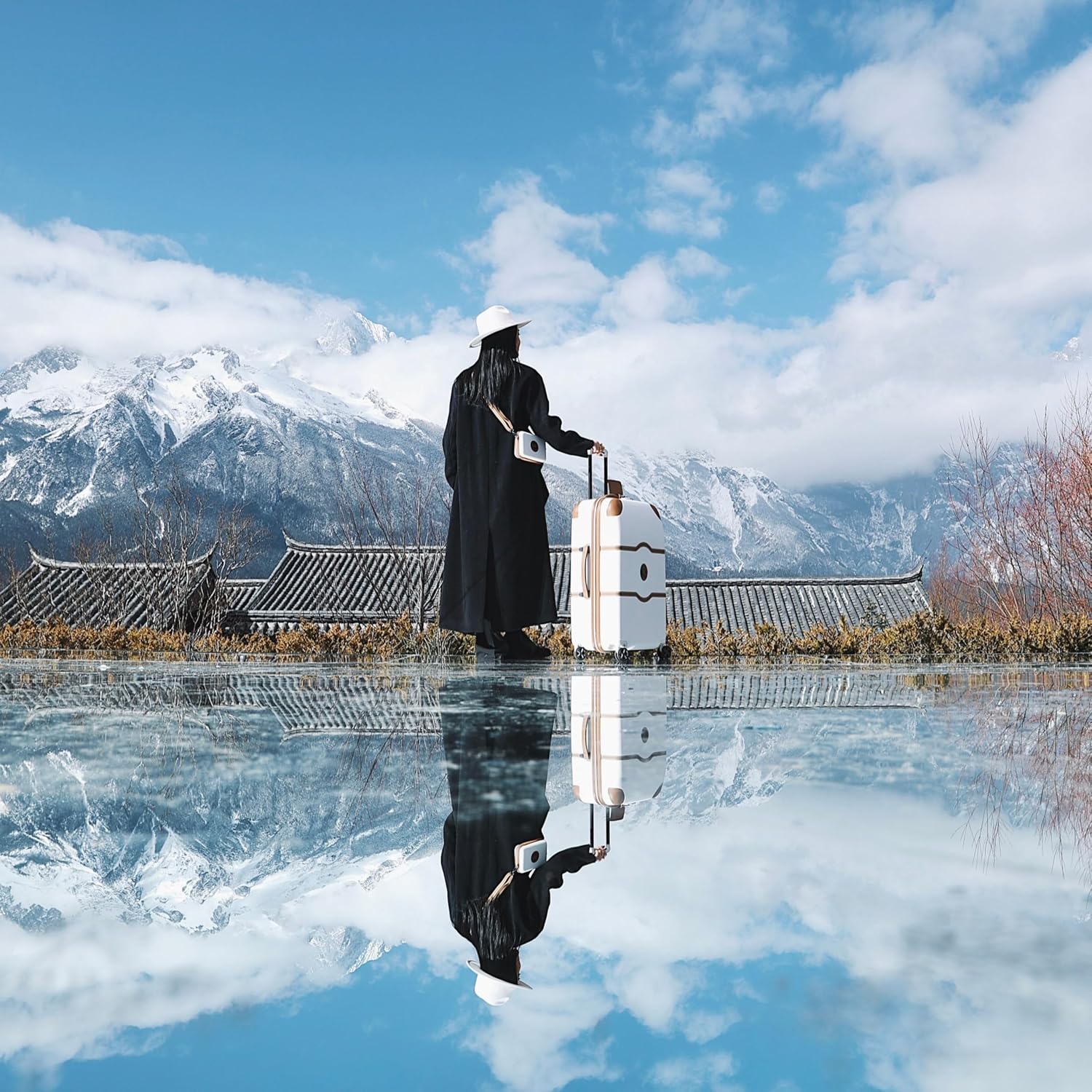 DELSEY Chatelet Hardside 2.0 suitcase with a traveller beside a mountain lake